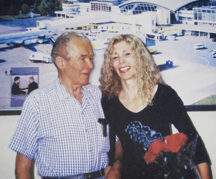 Петро Яцик з донькою Надією у Борисполі.Червень 2000 р.